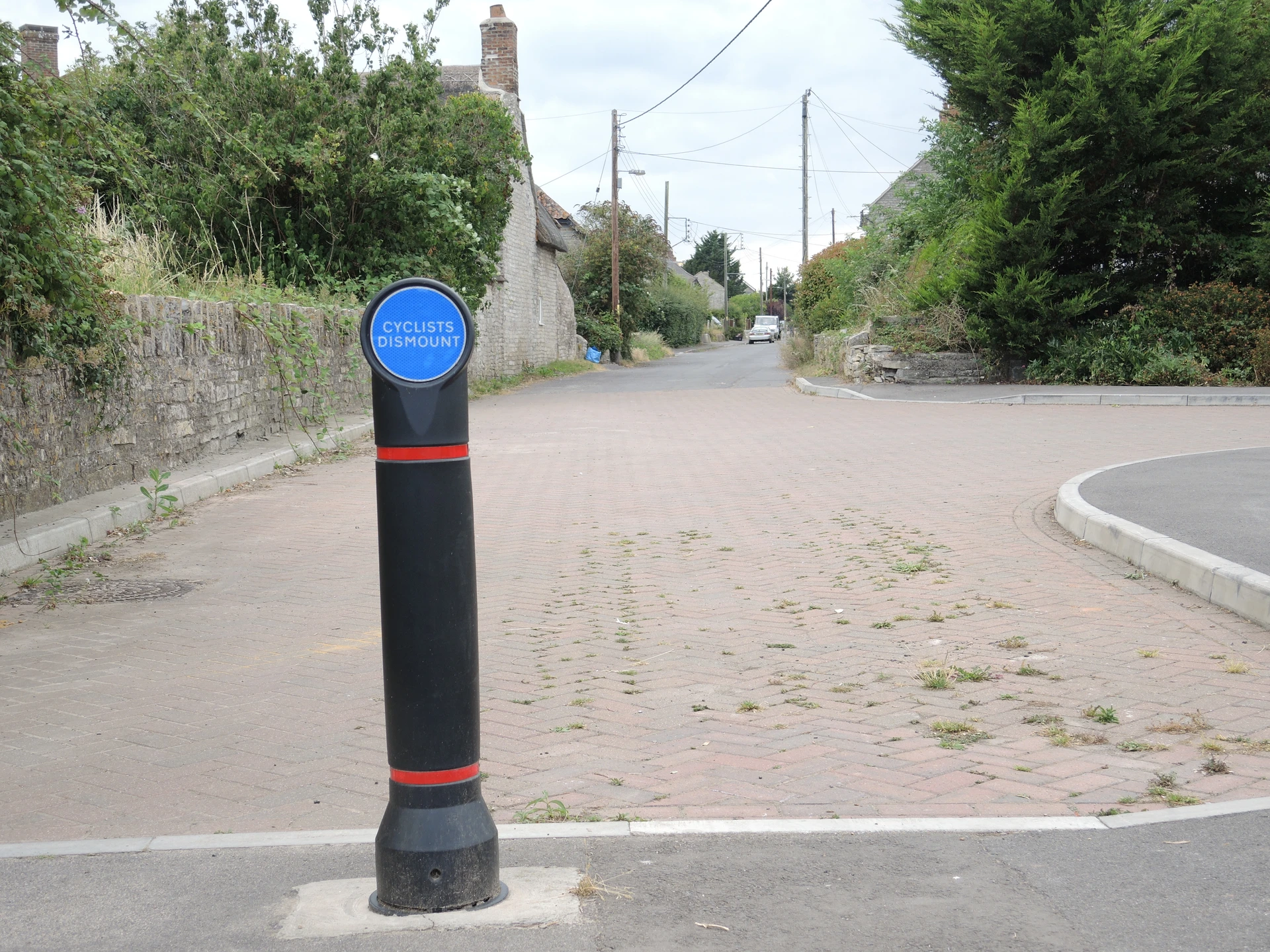 Cyclists dismount - geograph.org.uk - 7277412.jpg