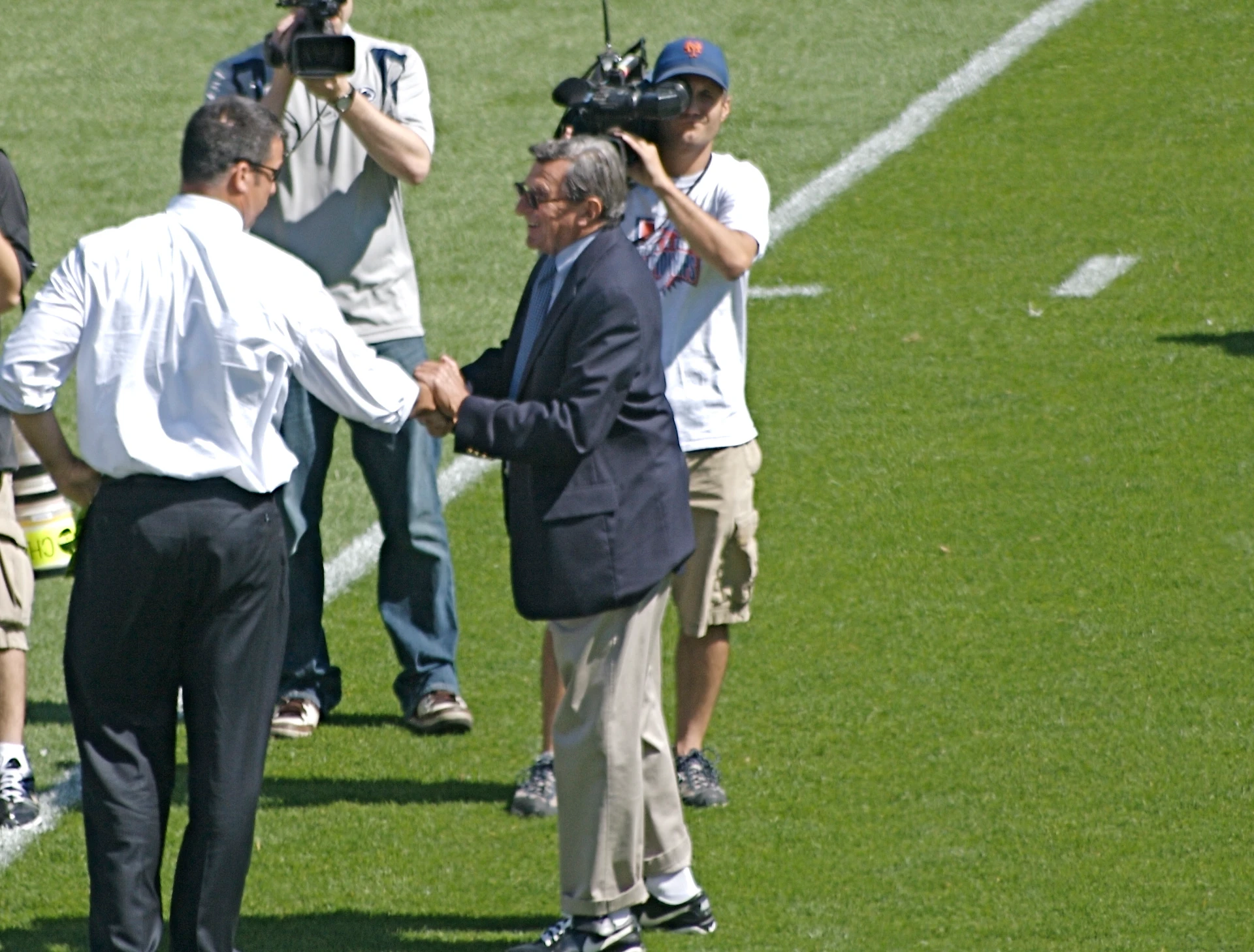 Joe Paterno wishes good luck to opponent.jpg
