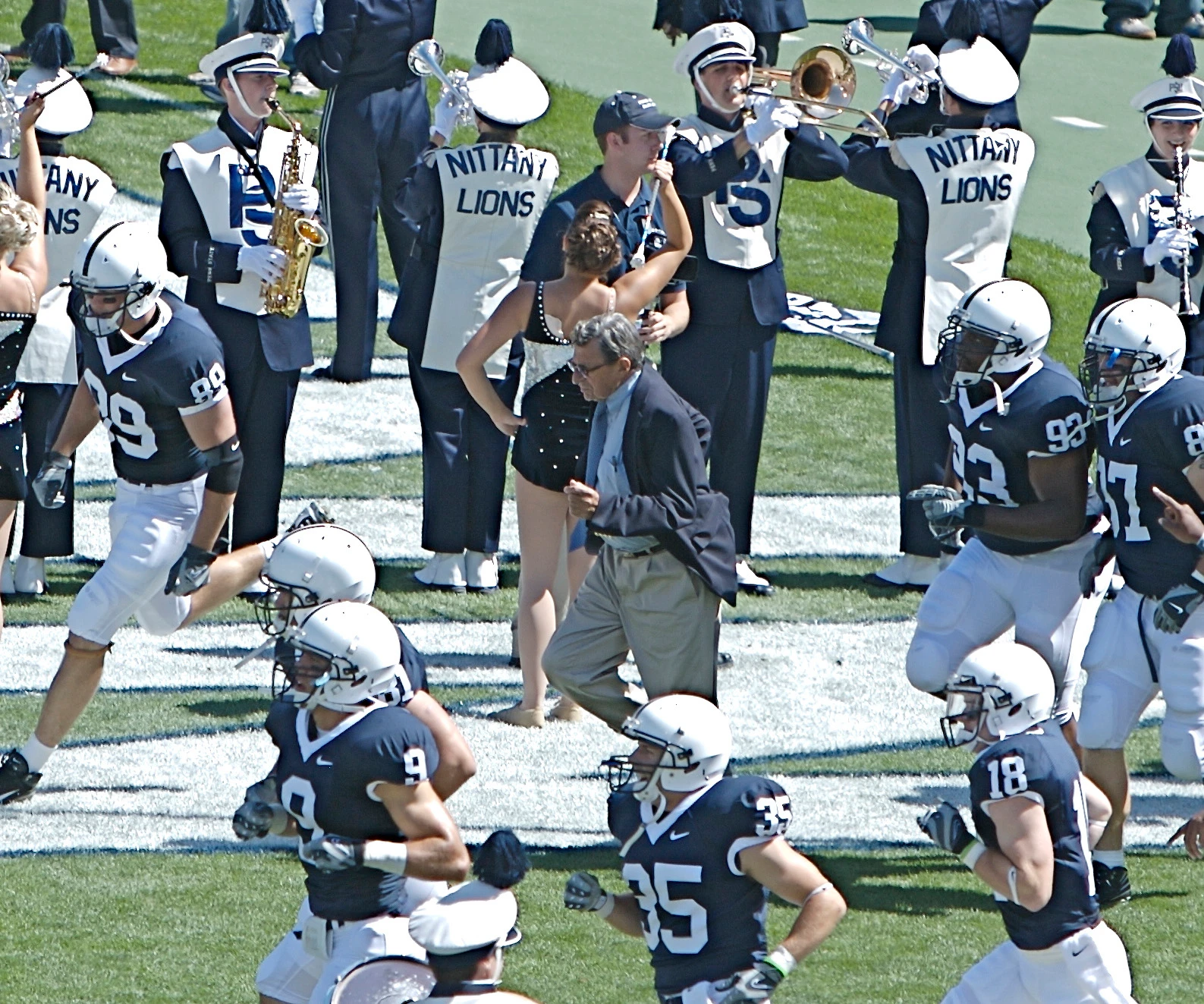 Joe Paterno runs out with team crop.jpg