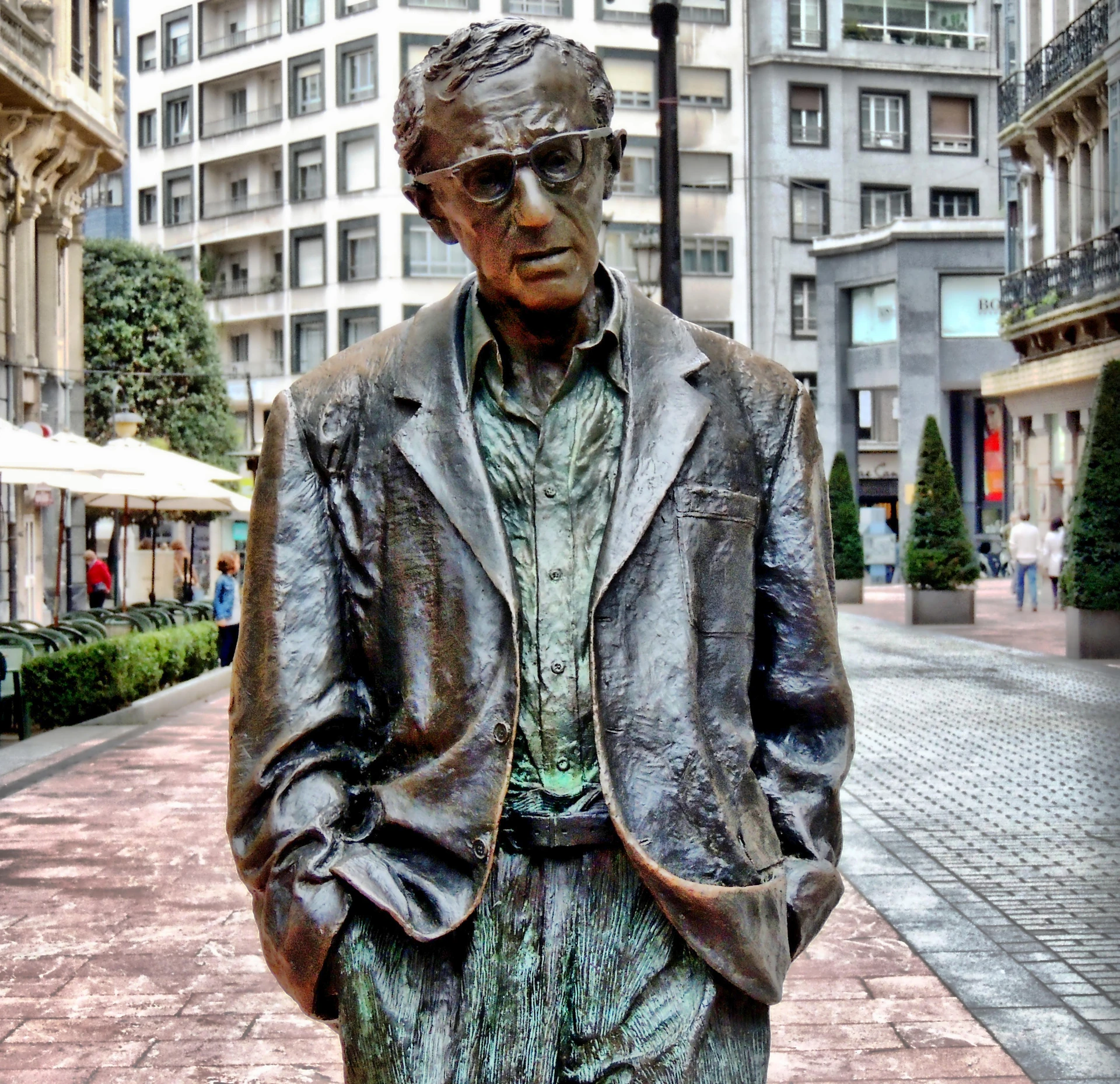 Woody Allen statue, Oviedo, Spain, November 2014.jpg